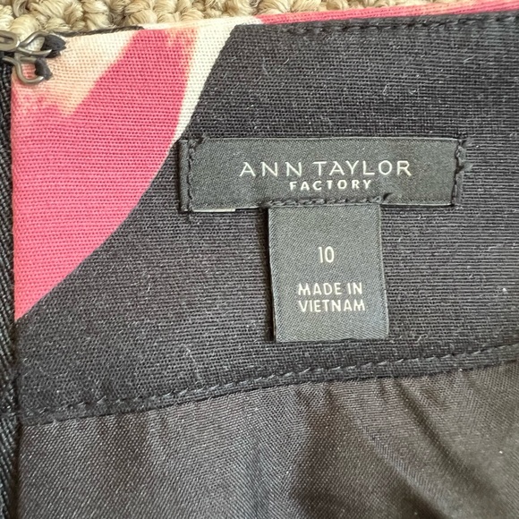 Ann Taylor Factory Pencil Skirt Size 10 Black Floral - Picture 4 of 4